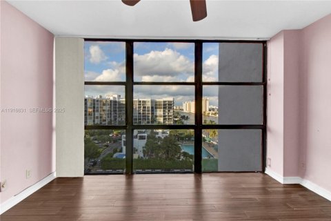 Condo in Hallandale Beach, Florida, 2 bedrooms  № 2054402 - photo 17