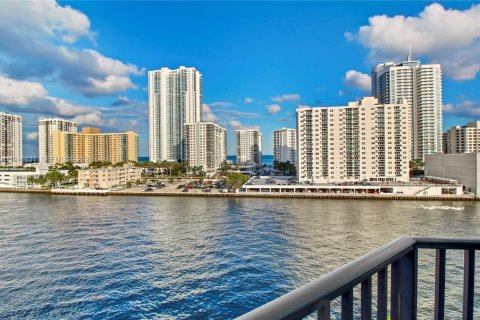 Condo in Hallandale Beach, Florida, 2 bedrooms  № 2054402 - photo 2