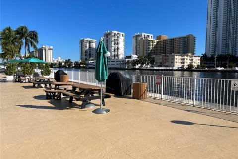 Condo in Hallandale Beach, Florida, 2 bedrooms  № 2054402 - photo 30