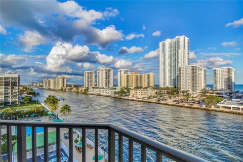 Condo in Hallandale Beach, Florida, 2 bedrooms  № 2054402