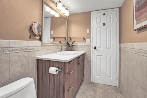 Condo in Hallandale Beach, Florida, 2 bedrooms  № 2054402 - photo 19