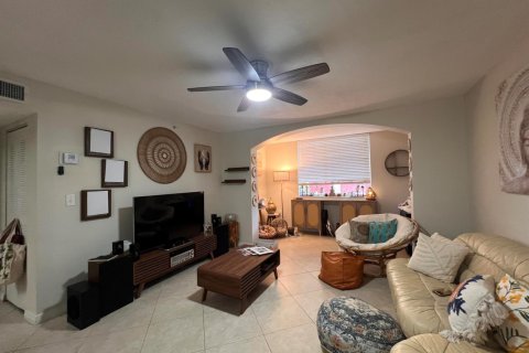 Condo in Hypoluxo, Florida, 1 bedroom № 2261907 - photo 8