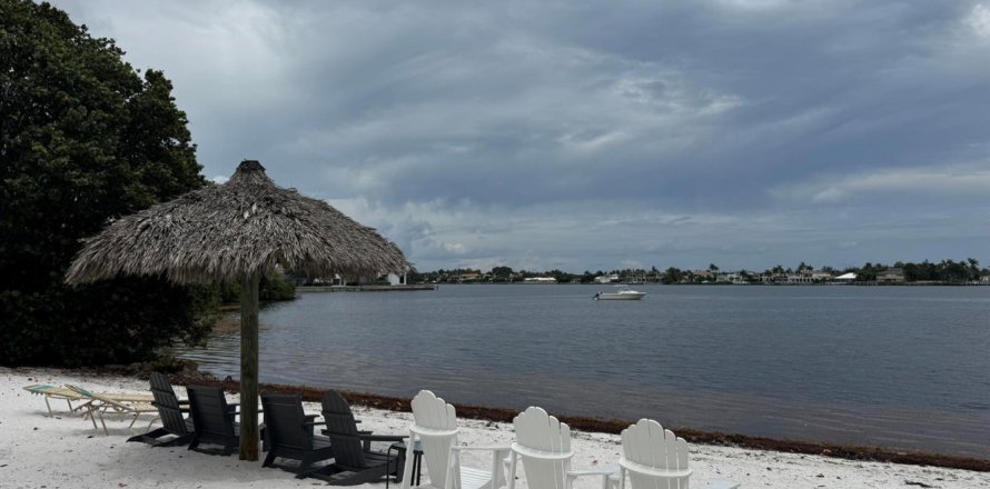 Condo in Hypoluxo, Florida, 1 bedroom № 2261907