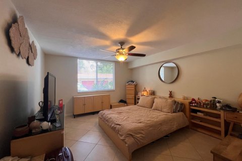 Condo in Hypoluxo, Florida, 1 bedroom № 2261907 - photo 13