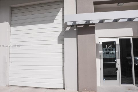 Propiedad comercial en venta en Sweetwater, Florida № 1927912 - foto 24