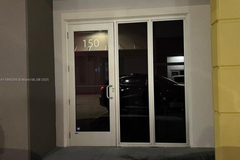 Propiedad comercial en venta en Sweetwater, Florida № 1927912 - foto 1