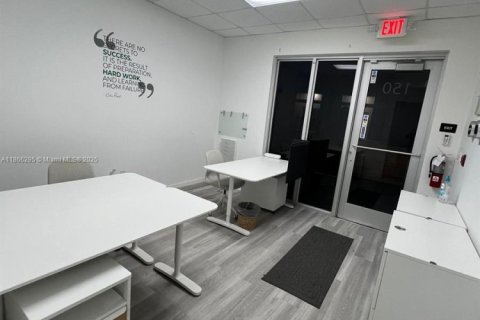 Propiedad comercial en venta en Sweetwater, Florida № 1927912 - foto 5