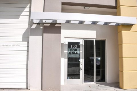 Propiedad comercial en venta en Sweetwater, Florida № 1927912 - foto 23