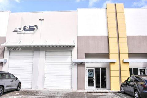 Propiedad comercial en venta en Sweetwater, Florida № 1927912 - foto 22