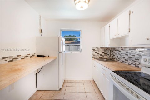 House in Miami, Florida 4 bedrooms, 151.34 sq.m. № 2065912 - photo 17