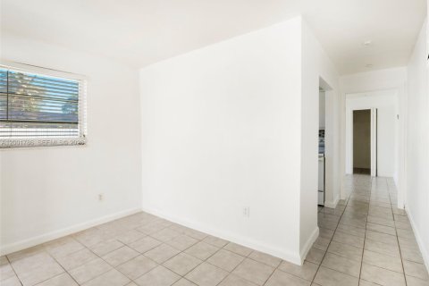 House in Miami, Florida 4 bedrooms, 151.34 sq.m. № 2065912 - photo 16