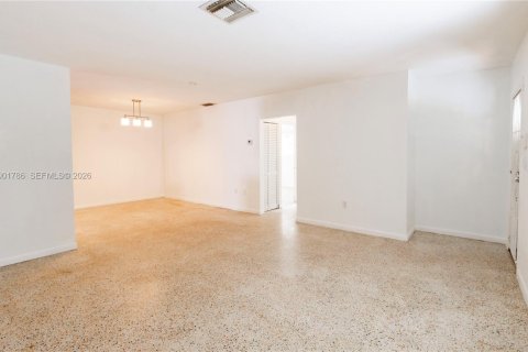 House in Miami, Florida 4 bedrooms, 151.34 sq.m. № 2065912 - photo 7