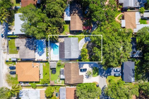 House in Miami, Florida 4 bedrooms, 151.34 sq.m. № 2065912 - photo 20