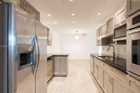 House in Miami, Florida 4 bedrooms, 151.34 sq.m. № 2065912 - photo 11