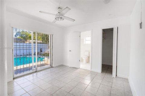 House in Miami, Florida 4 bedrooms, 151.34 sq.m. № 2065912 - photo 18