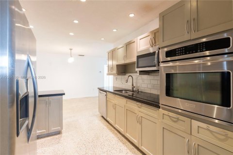 House in Miami, Florida 4 bedrooms, 151.34 sq.m. № 2065912 - photo 10