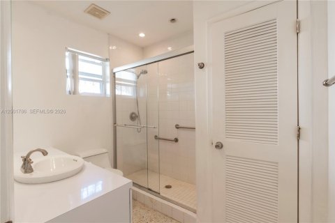 House in Miami, Florida 4 bedrooms, 151.34 sq.m. № 2065912 - photo 14