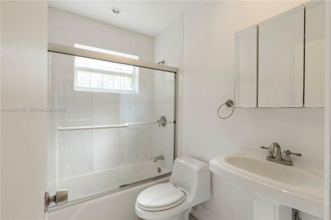 House in Miami, Florida 4 bedrooms, 151.34 sq.m. № 2065912 - photo 13