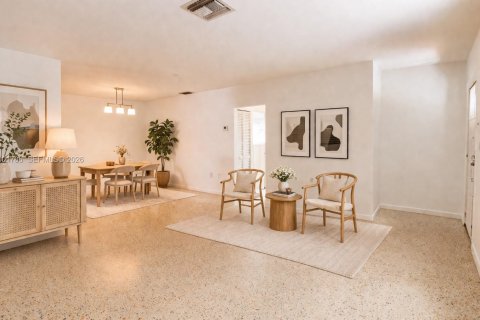 House in Miami, Florida 4 bedrooms, 151.34 sq.m. № 2065912 - photo 6