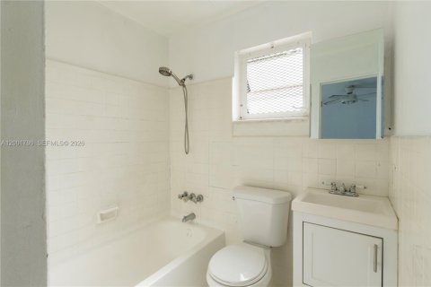 House in Miami, Florida 4 bedrooms, 151.34 sq.m. № 2065912 - photo 19