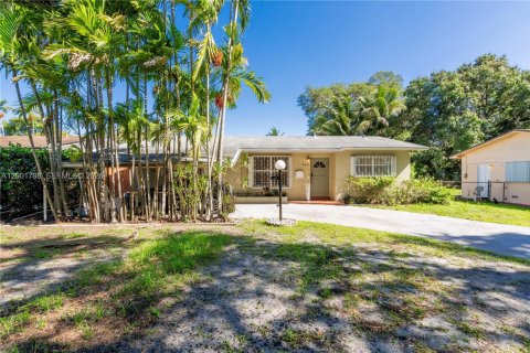 House in Miami, Florida 4 bedrooms, 151.34 sq.m. № 2065912 - photo 21