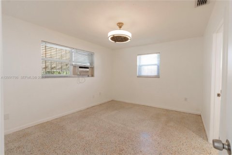 House in Miami, Florida 4 bedrooms, 151.34 sq.m. № 2065912 - photo 12