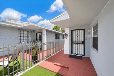 Villa ou maison à louer à Miami, Floride: 4 chambres, 188.31 m2 № 2386942 - photo 2