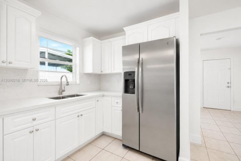 Villa ou maison à louer à Miami, Floride: 4 chambres, 188.31 m2 № 2386942 - photo 6