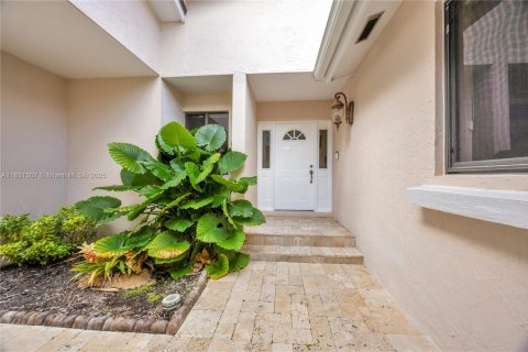 House in Cutler Bay, Florida 3 bedrooms, 214.42 sq.m. № 1809549 - photo 6