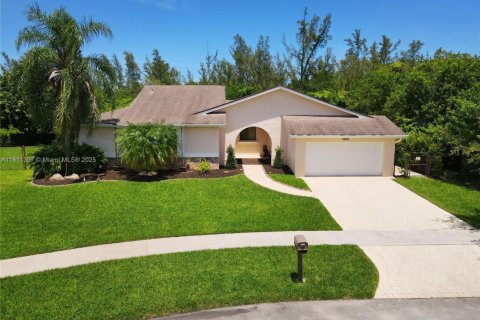 House in Cutler Bay, Florida 3 bedrooms, 214.42 sq.m. № 1809549 - photo 1