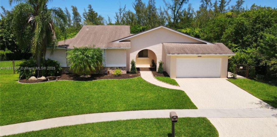 House in Cutler Bay, Florida 3 bedrooms, 214.42 sq.m. № 1809549