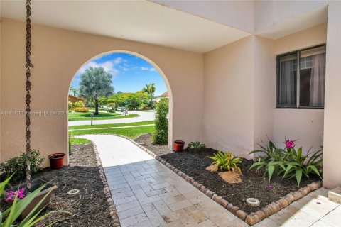 House in Cutler Bay, Florida 3 bedrooms, 214.42 sq.m. № 1809549 - photo 5