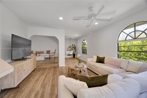 House in Cutler Bay, Florida 3 bedrooms, 214.42 sq.m. № 1809549 - photo 11
