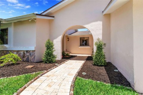 House in Cutler Bay, Florida 3 bedrooms, 214.42 sq.m. № 1809549 - photo 3