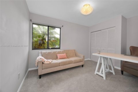 House in Cutler Bay, Florida 3 bedrooms, 214.42 sq.m. № 1809549 - photo 18