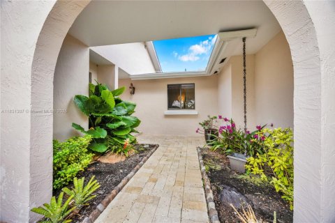 House in Cutler Bay, Florida 3 bedrooms, 214.42 sq.m. № 1809549 - photo 4