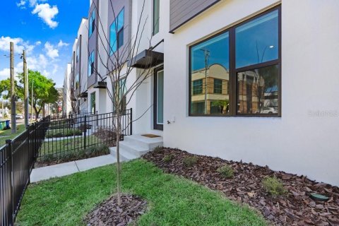 Townhouse in Tampa, Florida 3 bedrooms, 214.98 sq.m. № 2379807 - photo 3