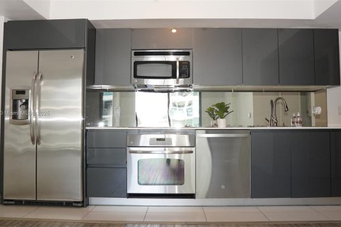 Condo in Miami, Florida, 2 bedrooms № 2082177 - photo 5