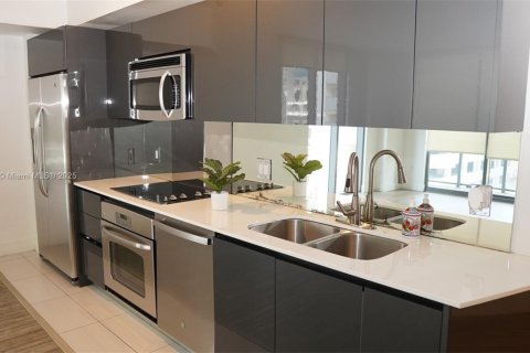 Condo in Miami, Florida, 2 bedrooms № 2082177 - photo 2