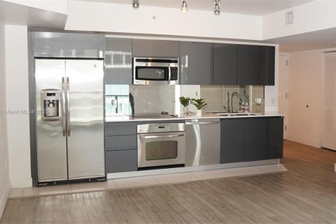 Condo in Miami, Florida, 2 bedrooms № 2082177 - photo 3