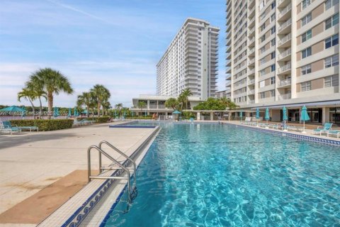 Condo in Sunny Isles Beach, Florida, 1 bedroom  № 1920025 - photo 29