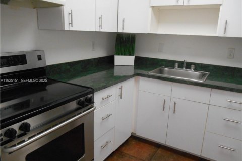 Condo in Doral, Florida, 1 bedroom  № 1988692 - photo 1