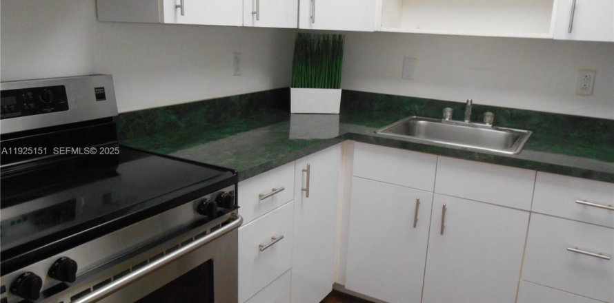 Condo in Doral, Florida, 1 bedroom  № 1988692
