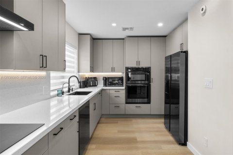 Casa en venta en Hollywood, Florida, 4 dormitorios, 158.31 m2 № 2082994 - foto 10
