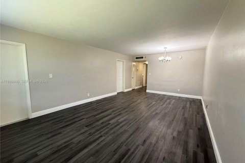 Condo in Miami, Florida, 1 bedroom  № 2060952 - photo 4