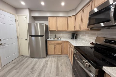 Condo in Miami, Florida, 1 bedroom  № 2060952 - photo 2