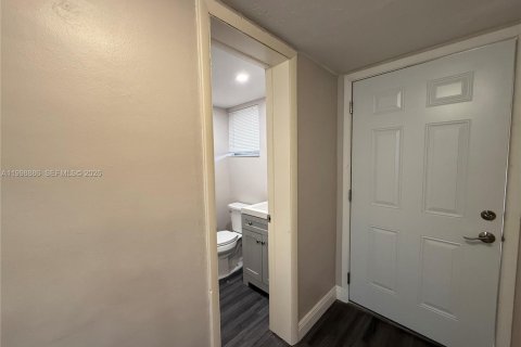 Condo in Miami, Florida, 1 bedroom  № 2060952 - photo 5