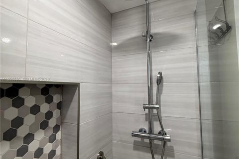 Condo in Miami, Florida, 1 bedroom  № 2060952 - photo 13