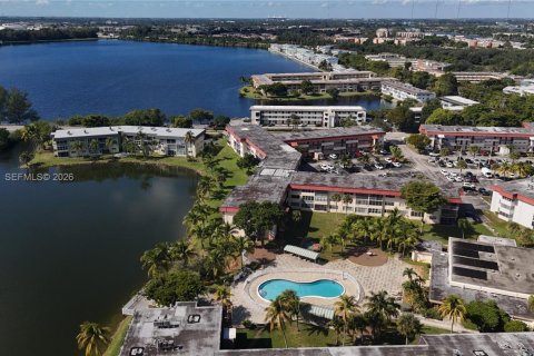 Condo in Miami, Florida, 1 bedroom  № 2060952 - photo 27