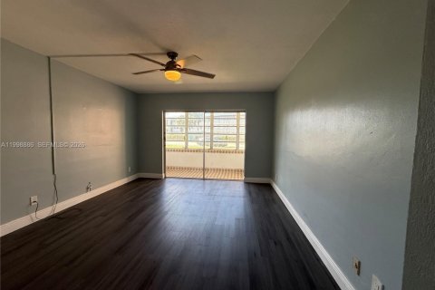 Condo in Miami, Florida, 1 bedroom  № 2060952 - photo 9
